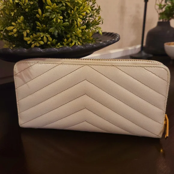 π€β€οΈβπ₯πAuthentic pre-owned Yves Saint Laurent Chevron zip around wallet! π€π - Picture 3 of 9